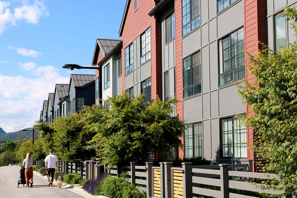 TrueColour™ | Countrylane Red Lap Siding x Iron Grey Panels